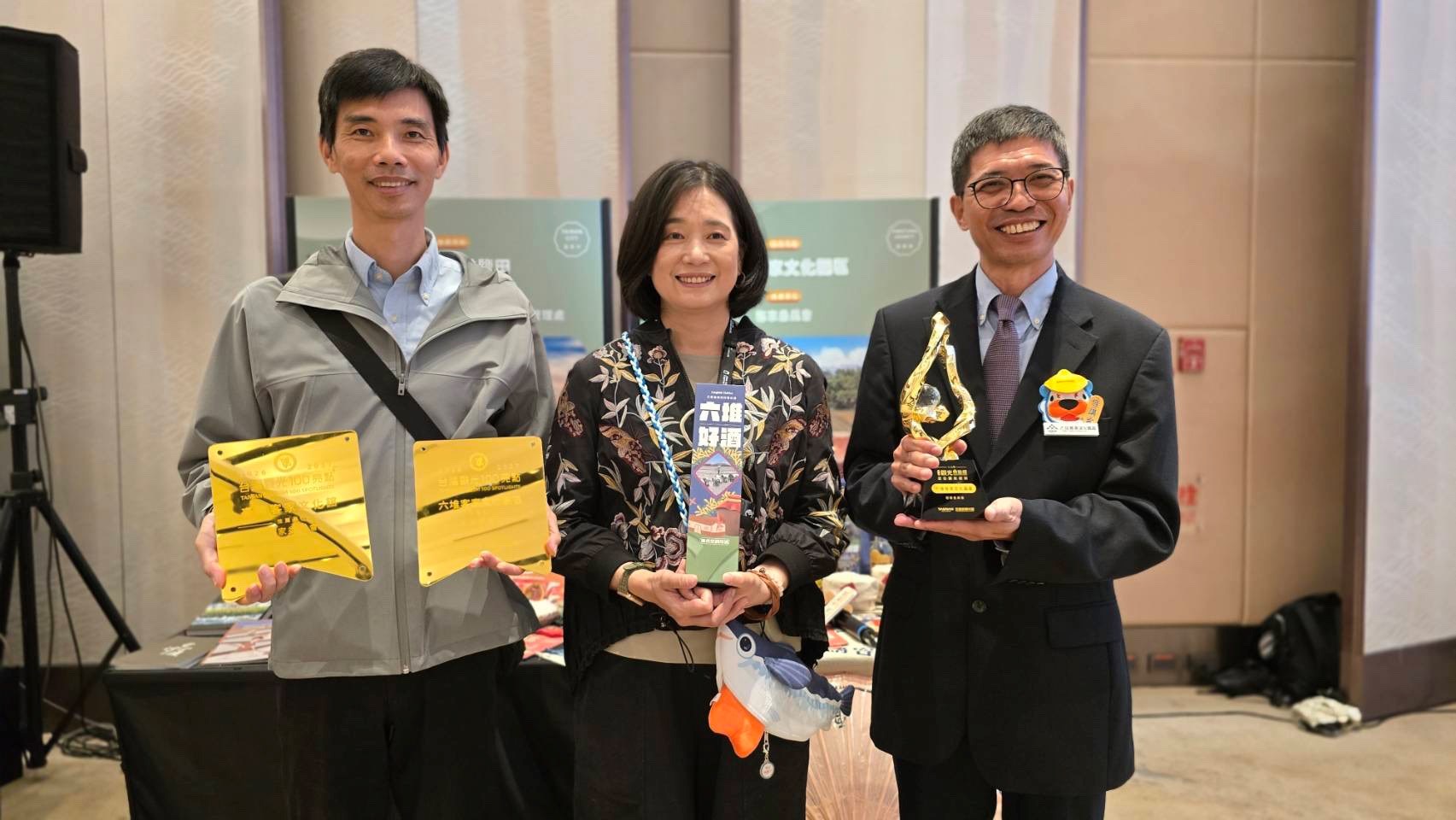 六堆客家文化園區與臺灣客家文化館獲得交通部觀光署「觀光百大亮點獎」及「最佳國旅創新獎殊榮」交通部觀光署署長陳玉秀(中)與客發中心何金樑主任(右)合影